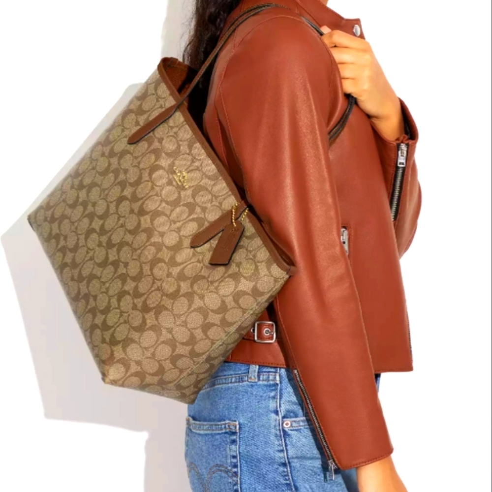 NWT signature Coach City tote MRSP 398.00 - Picture 2 of 4